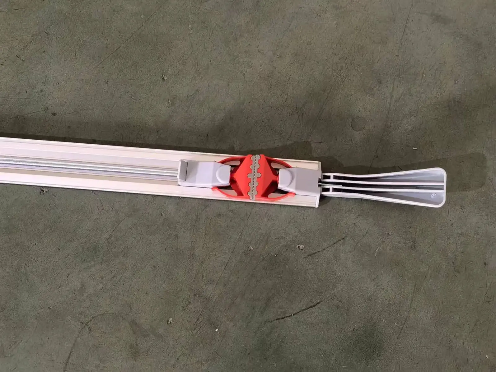 Guia ProFix 126 cortando plancha de melamina de 1.22m de una sola vez en taller real